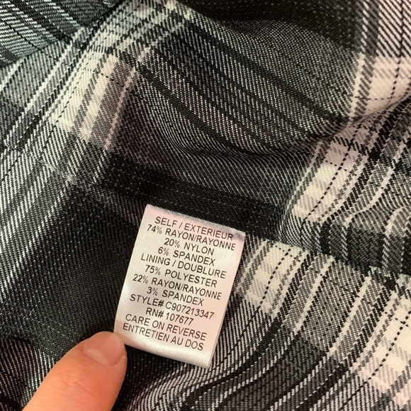 Alice + Olivia Black Ruffled Vest. V3 - Picture 8 of 9